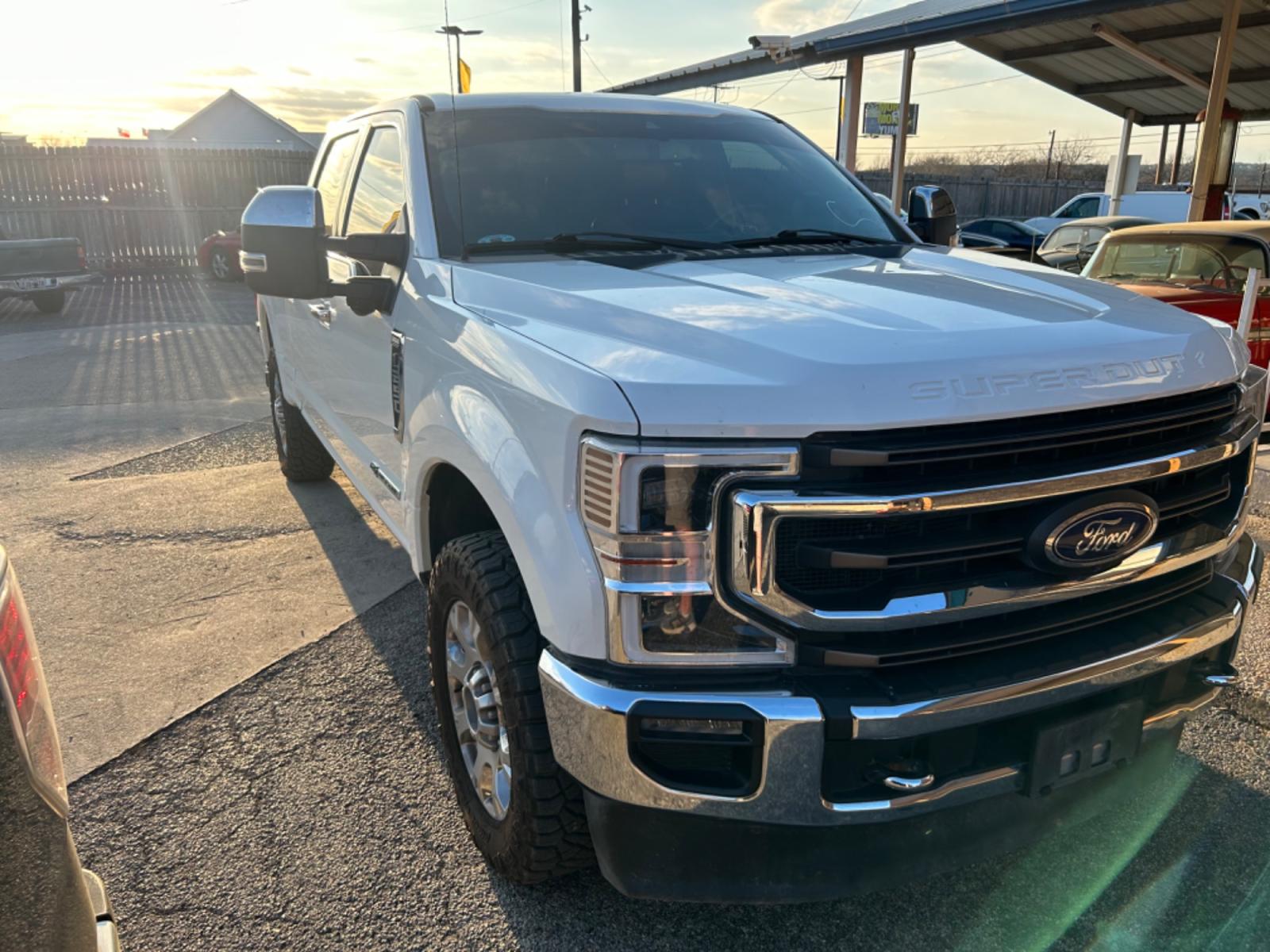 2021 White Ford F-250 SD King Ranch Crew Cab 4WD (1FT8W2BT5ME) with an 6.7L V8 OHV 16V DIESEL engine, 6A transmission, located at 1687 Business 35 S, New Braunfels, TX, 78130, (830) 625-7159, 29.655487, -98.051491 - Photo #1